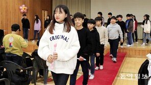 축제처럼 열리는 초등학교 졸업식