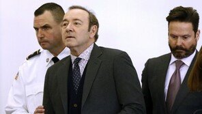 ‘10대男 성추행 혐의’ 케빈 스페이시, 무죄 주장