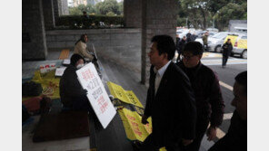 제2공항 반대 농성장 재설치…원희룡 출근길 피켓 항의