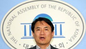 김진태 “전두환 구인 결정…前대통령 3명째 잡아가려 하나”