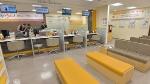 ‘파업’ 국민은행 점포, 창구 2~3개 운영…점심시간 혼란예고