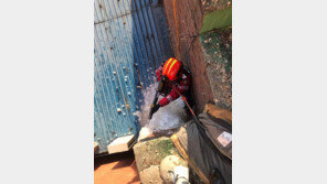 인천 건물 옥상에 길이 5~6m 대형고드름 출몰…100분만에 제거