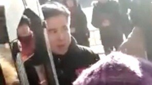 학교 교직원이 흉기로 초등학생 20명 공격, 3명 중퇴