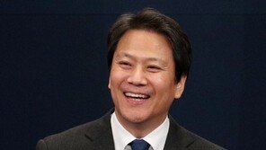 20개월 만에 靑 떠나는 임종석…앞에 놓인 세 갈래 길