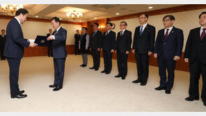 이낙연 총리, 인사처장·국무2차장 등 차관급 8명에 임명장