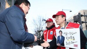 매거진 ‘빅이슈’ 판매원 된 박원순…“제로페이로도 결제 됩니다”