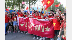 하노이의 붉은 물결이 아부다비로…이라크전 앞둔 베트남 기세등등
