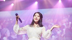 아이유, 제주서 10주년 투어 피날레…이효리·이상순 게스트