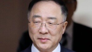 홍남기 “어제 신재민 2차 병문안 불발…고발 취하는 미정”