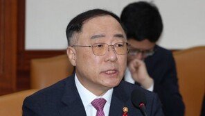 홍남기 “올해 서비스업 활성화·고용 역점…단기일자리 급급 안해”