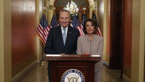 펠로시 “트럼프, 국민을 인질 삼아 공포와 위기 조성”