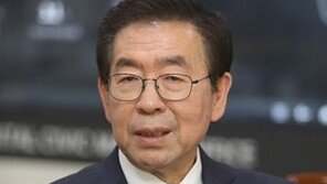 서울시 행사에 文 대통령 헌정곡이 ‘♬~’…박원순 “실무진 부주의” 사과