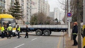 광주서 화물차 언덕 아래로 미끄러져 버스 충돌…1명 사망· 8명 부상