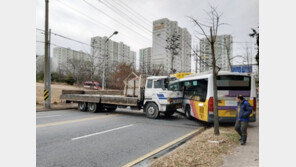 8톤트럭 언덕서 100m 굴러 시내버스 덮쳐…9명 사상