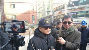 나경원 집 앞 태극기부대 규탄 집회…지만원 “모욕 당해”