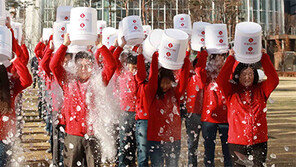“루게릭병 환자 힘내세요” 겨울 달구는 아이스버킷 챌린지