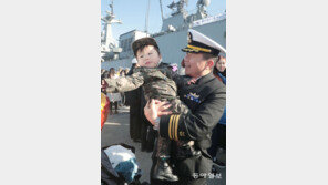 아빠는 너무 반가운데…