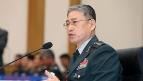 “靑 행정관 軍장성 인사자료, 차안 아닌 술집서 분실”… 靑 “사실 아냐”