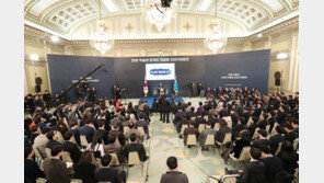 文대통령 기자회견장에 흐른 ‘브라보 마이라이프·봉우리’