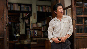 유해진의 ‘까막눈 판수’, 박스오피스 반격의 시작