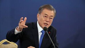 문 대통령 “청와대는 다 대통령 비서들…친문 아닌 사람 없다”