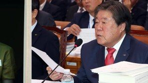 ‘8년간 호화 도피’ 최규호·규성 형제…법정에 같이 출석