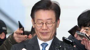 이재명, 첫 공판 출석하며 “사필귀정” …이름 연호 지지자들에 ‘쉿’ 