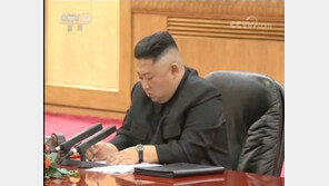 中CCTV, 시진핑 발언 받아적는 김정은 4차례나 보여줘…숨겨진 의미? 