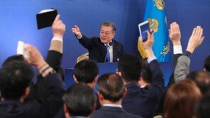 질문권 손에 쥔 文대통령 “내 마음대로 지목”…100분 넘긴 열띤 회견
