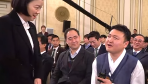 대통령 신년 기자회견, ‘한복’ 기자 눈에 딱!…“외신에 韓 청와대 알리려”