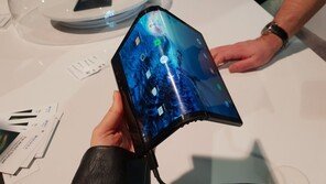 [CES 2019] 中 ‘폴더블폰’ 반으로 접으니 빈 공간 생겨…인기는 최고