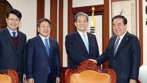 노영민·강기정 첫 국회 예방…문희상 “팀워크 환상적”