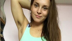 “새해엔 겨드랑이 털 깎지 맙시다”…SNS 타고 번지는 ‘제뉴헤어리(Januhairy) 캠페인’ 