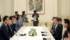 文대통령, 10일 민주당 소속 장관들과 靑 만찬