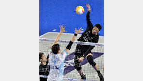 손으로·발로…‘통곡의 벽’ 신영석 “축구할 때 공격수 해도 되죠?”