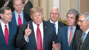 ‘척&낸시’ 장벽에 막힌 트럼프… 30분만에 자리 박차고 나와