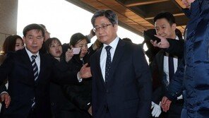 ‘양승태 출석날’ 김명수 대법원장, 늦은 출근…“죄송하다”