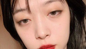 설리, 섹시 눈빛+강렬 레드립…치명적 매력