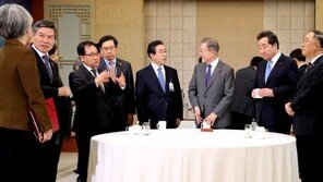 文, 장관들과 고별 만찬?…靑 “개각 얘기 아예 없었다”