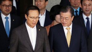 홍영표 만난 文대통령 “머리 많이 빠져…얼마나 힘들까”