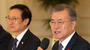 文대통령 “홍영표, TV보니 머리 많이 빠져…얼마나 힘들었을까”