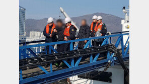 통영 앞 공해상에서 전복된 낚싯배 생존자 9명 여수서 입원