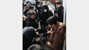 친부 살해범 태연하게 범행 재연…부친 자택서 현장검증