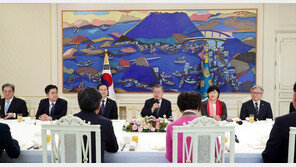 文대통령, 정치권에 ‘협치’ 당부했지만…꼬여만 가는 정국