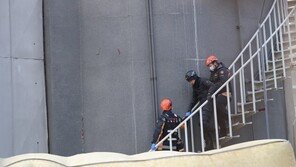 75m 굴뚝 내려오는데 426일…파인텍 노조원 2명, 마침내 지상으로