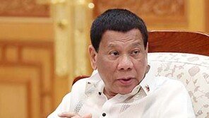 두테르테 “가톨릭 주교는 개XX …대다수가 동성애자” 또 막말