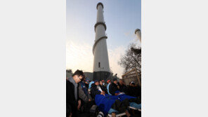 426일만에 땅 밟은 굴뚝농성자들 “감사…올곧게 나가겠다”