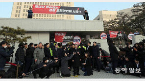 대법앞 ‘5분 성명’ 강행뒤 檢청사로… “몰랐다, 실무진이 한 일”