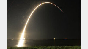 이리듐 위성 10기 탑재한 스페이스X의 팰컨9 로켓 발사