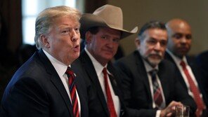 트럼프 “국가비상사태 선포 서두르지 않을 것”